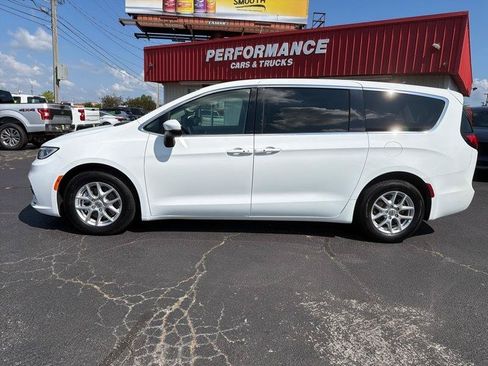 Used 2023 Chrysler Pacifica Touring-L FWD image 13