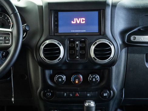 Used 2018 Jeep Wrangler Unlimited Rubicon w/ Connectivity Group image 30