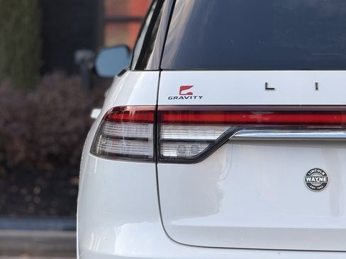 Used 2023 Lincoln Aviator Black Label w/ Class IV Trailer Tow Package image 15