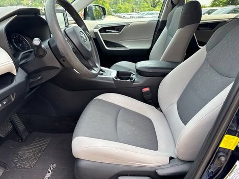 Used 2019 Toyota RAV4 XLE w/ Carpet Mat Package AWD/4WD image 23