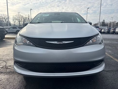 Used 2023 Chrysler Voyager LX image 3