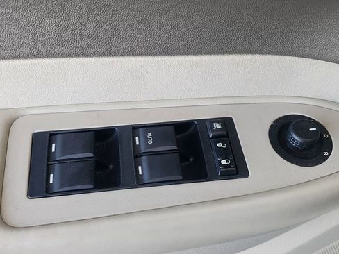 Used 2010 Chrysler 300 Touring image 12