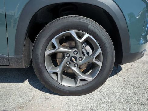 Certified 2025 Chevrolet Trax LT FWD image 10