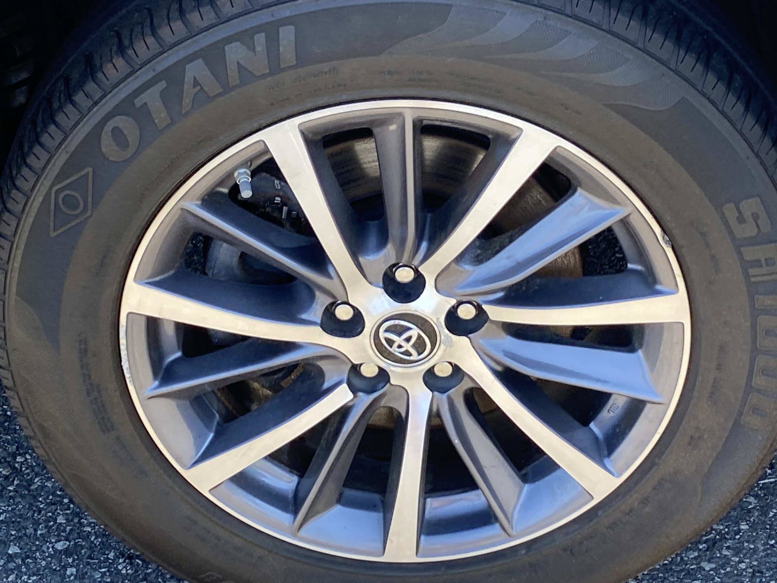 Used 2019 Toyota Highlander XLE AWD/4WD image 27