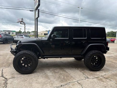 Used 2018 Jeep Wrangler Unlimited Rubicon w/ Connectivity Group AWD/4WD image 12
