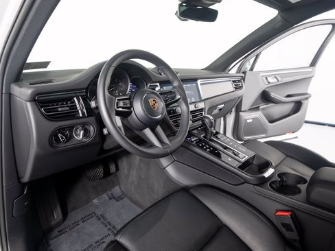Certified 2026 Porsche Macan AWD/4WD image 4