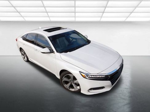 Used 2018 Honda Accord Touring image 2