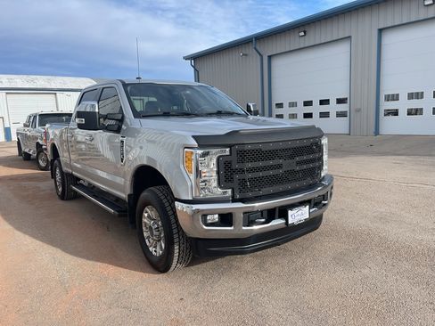 Used 2017 Ford F250 XLT w/ XLT Premium Package image 5