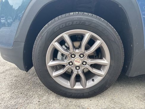 Used 2024 GMC Terrain SLT AWD/4WD image 13