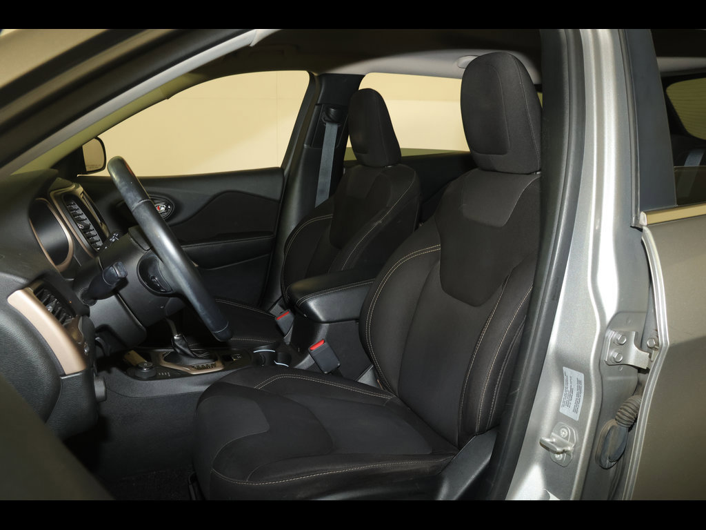 Used 2017 Jeep Cherokee Latitude AWD/4WD image 9