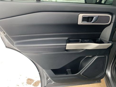 Used 2022 Ford Explorer XLT w/ Equipment Group 202A image 10