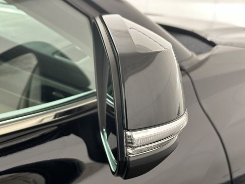 Used 2024 Toyota Highlander XLE image 10