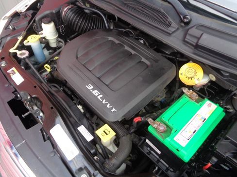 Used 2016 Chrysler Town & Country Touring image 3