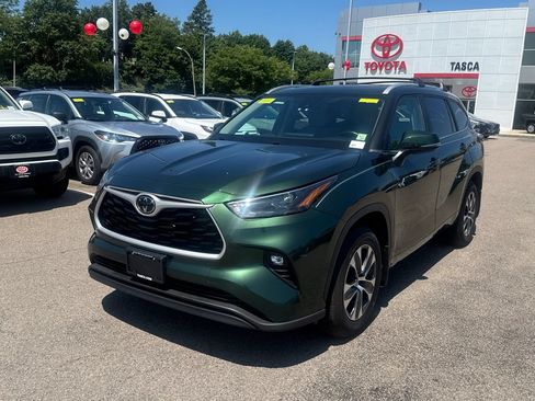 Used 2023 Toyota Highlander XLE AWD/4WD image 3