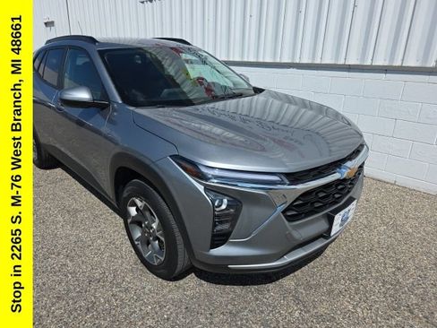 Used 2025 Chevrolet Trax LT FWD image 7
