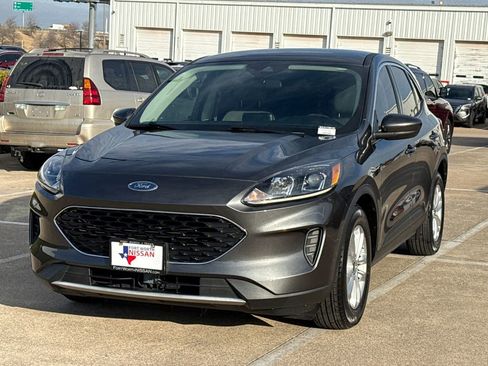 Used 2020 Ford Escape SE image 4