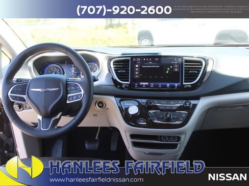 Used 2023 Chrysler Pacifica Touring-L FWD image 19
