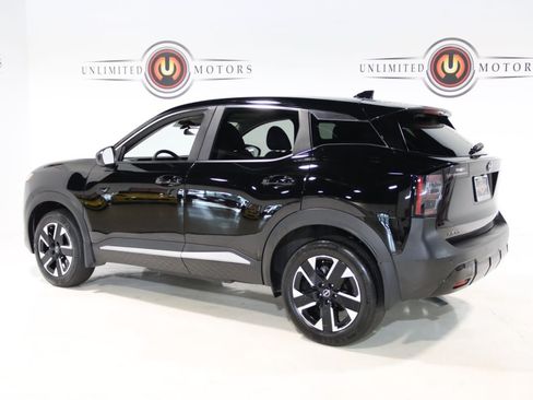 Used 2025 Nissan Kicks SV AWD/4WD image 3