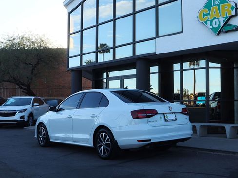 Used 2017 Volkswagen Jetta SE image 9
