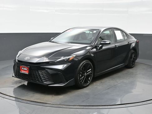 Used 2025 Toyota Camry SE image 2