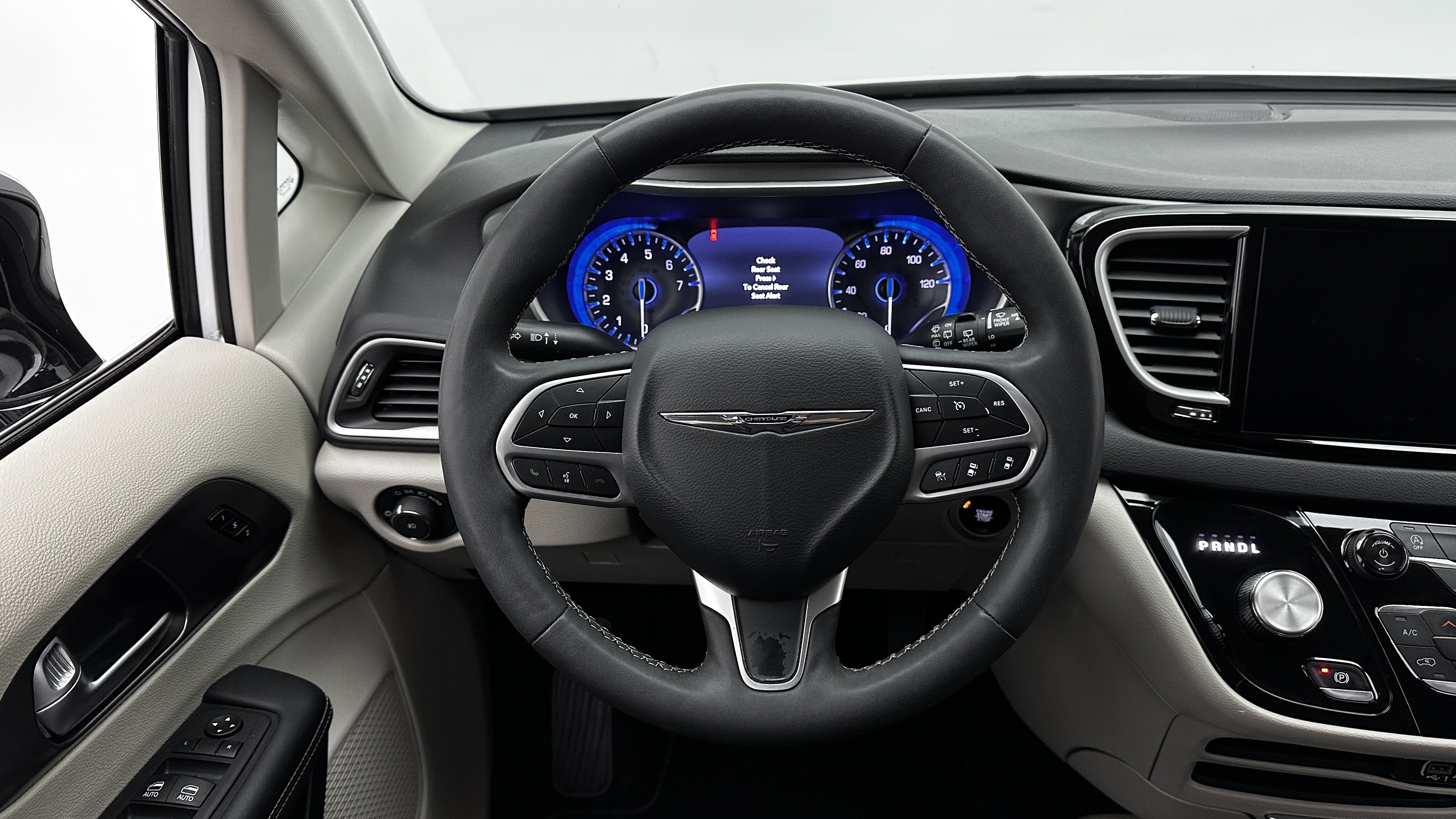 Used 2024 Chrysler Pacifica Touring-L FWD image 23