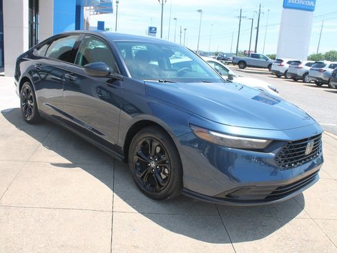 Used 2025 Honda Accord SE image 1