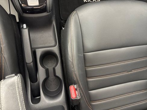 Used 2020 Nissan Kicks SR w/ SR Premium Package FWD image 20