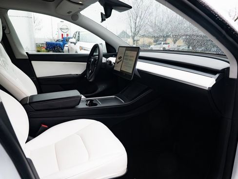 Used 2021 Tesla Model Y Long Range image 22