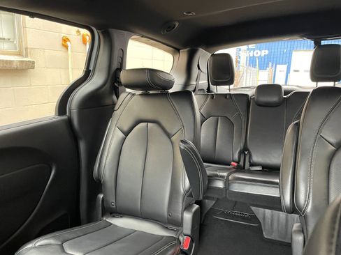 Used 2025 Chrysler Pacifica Select image 41
