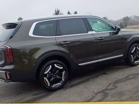 Used 2025 Kia Telluride EX w/ EX Captain's Chair Package image 3
