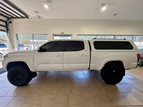 Used 2019 Toyota Tacoma SR5 RWD image 10