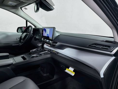 New 2026 Toyota Sienna XLE FWD image 30