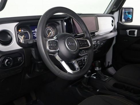 Used 2025 Jeep Wrangler Unlimited Sahara AWD/4WD image 25