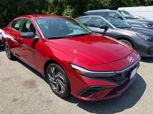 Used 2025 Hyundai Elantra Sport FWD image 2