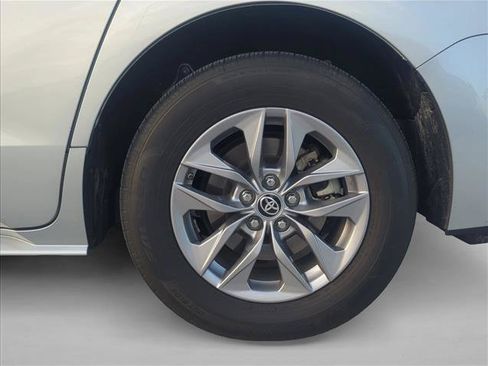 Certified 2022 Toyota Sienna XLE w/ XLE Plus Package FWD image 6