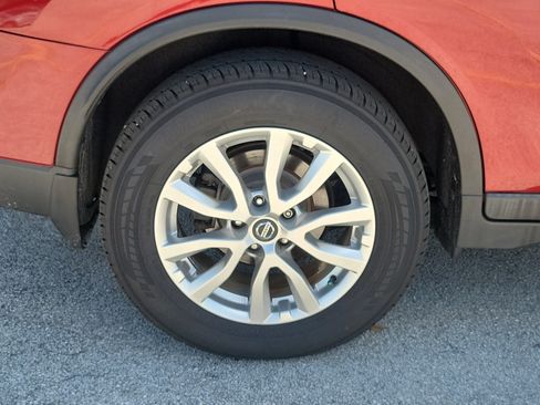 Used 2018 Nissan Rogue SV FWD image 5