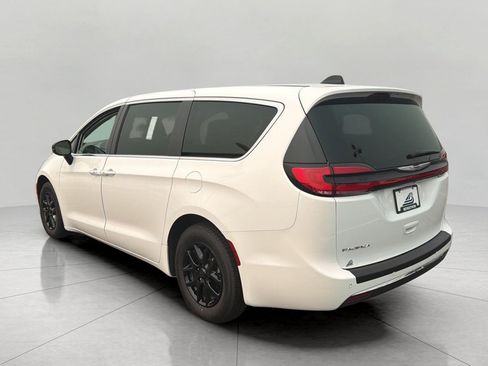 Used 2024 Chrysler Pacifica Touring-L FWD image 22