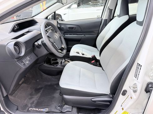 Used 2018 Toyota Prius C One image 11