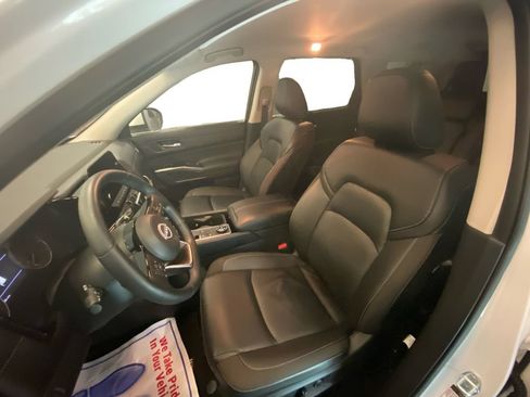 Used 2024 Nissan Pathfinder SL AWD/4WD image 10