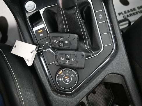Used 2023 Volkswagen Tiguan SE w/ Panoramic Sunroof Package image 11