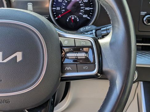 Used 2024 Kia Carnival LX image 20