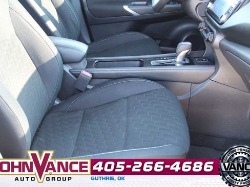 Used 2022 Nissan Kicks SV image 18