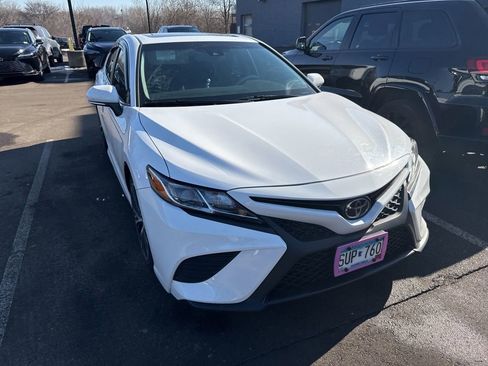 Used 2018 Toyota Camry SE w/ Moonroof Package image 5