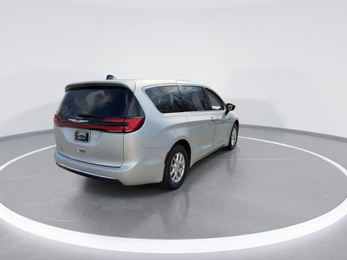 Used 2024 Chrysler Pacifica Touring-L image 8