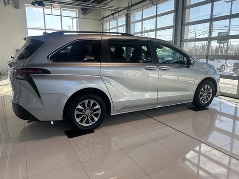 Used 2024 Toyota Sienna XLE image 7