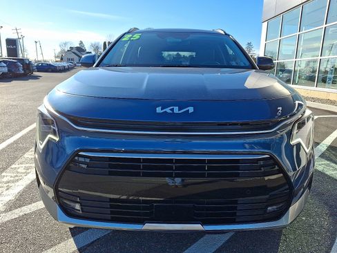 Certified 2025 Kia Niro SX Touring image 2