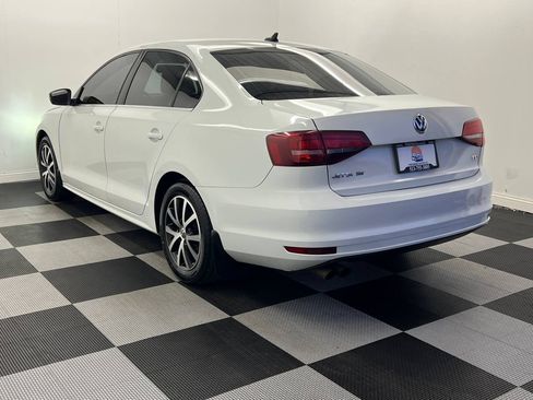 Used 2017 Volkswagen Jetta SE image 4
