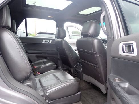 Used 2014 Ford Explorer XLT w/ Equipment Group 202A AWD/4WD image 12