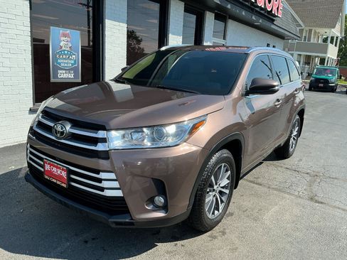 Used 2017 Toyota Highlander XLE AWD/4WD image 2