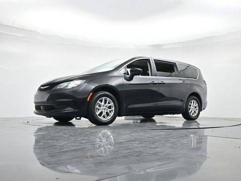 Used 2022 Chrysler Voyager LX image 36